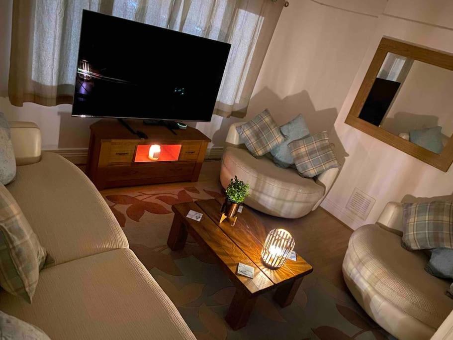 Spacious 2 Bed Apartment, Close To Village Shops Кардифф Экстерьер фото
